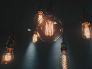 Imagem de algumas lâmpadas penduradas para ilustrar uma notícia sobre quem tem direito a tarifa social. Crédito: Pexels.