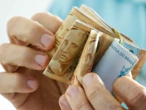 Imagem com algumas cédulas de 50 e de 100 reais. Foto utilizada para ilustrar uma notícia sobre o lote extra do abono salarial.