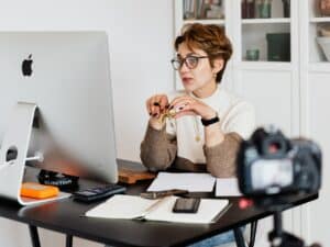 mulher sentada à mesa estudando cursos de dropshipping online