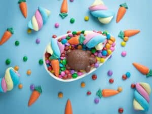 Imagem de um ovo de Páscoa com marshmallows e cenouras. Foto utilizada para ilustrar uma notícia sobre descontos da Páscoa 2023. Crédito: Pexels.