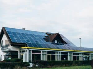 Como funciona a energia solar residencial Entenda!