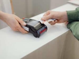 Imagem de uma maquininha de cartão com chip utilizada para ilustrar uma notícia sobre a redução de preço da InfiniteSmart.