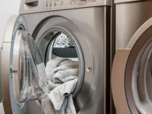 máquina de lavar com roupas dentro