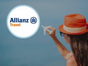 mulher de chapéu vermelho segurando um avião de brinquedo ao lado da logo da Allianz Seguro Viagem