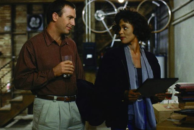 Whitney Houston e Kevin Costner em O Guarda-Costas, um dos romances mais marcantes do cinema.